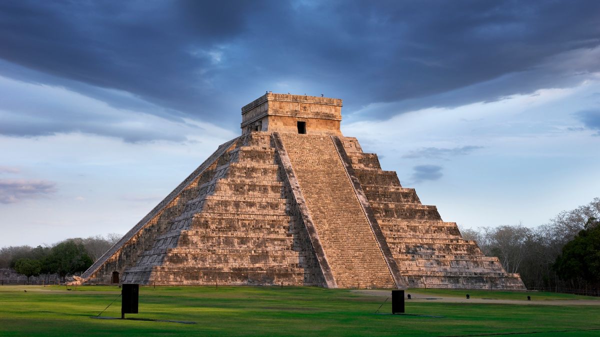 Turistka vylezla na známou mayskou pyramidu. Obětujte ji, hlásal rozlícený dav pod památkou